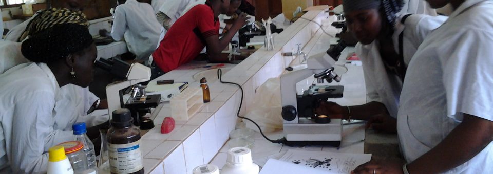 etudiant labo microbilogie